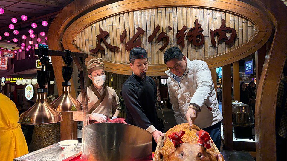 Manager Fu was slicing the pork