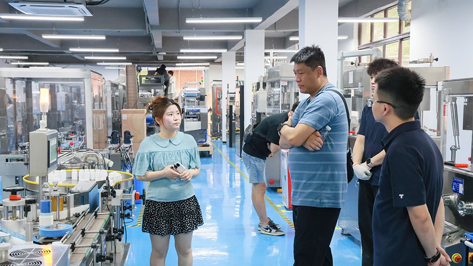 Echo is observing the capsule counting machine