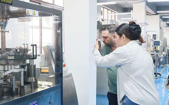 Nhà sản xuất viên nang Amoxicillin của Mỹ khen ngợi máy đóng gói viên nang NJP-3800D của Rich Packing – giải quyết được vấn đề đóng gói bột mịn tại các điểm tiếp xúc.