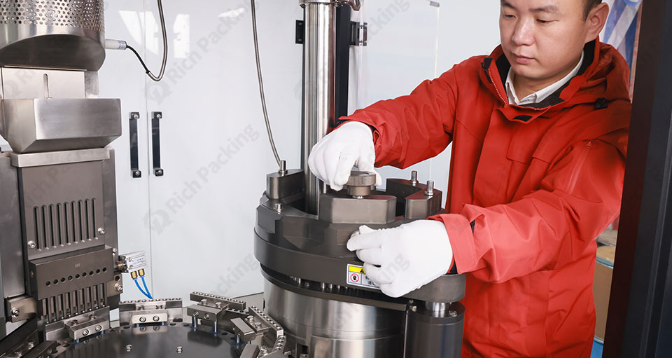 Cách vệ sinh máy đóng viên nang hoàn toàn tự động